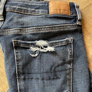 8R American Eagle distressed bottom jeans